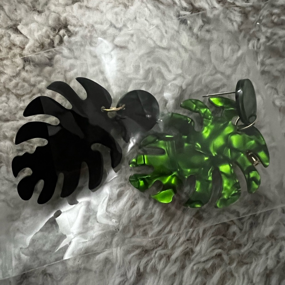 Dangling green leafs earrings